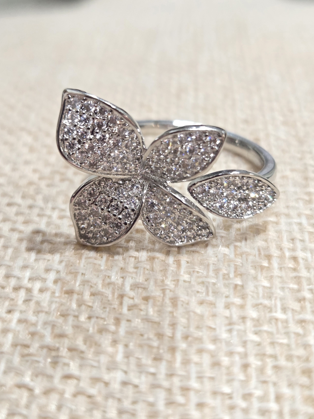 Sparkling Floral Pavรฉ Ring - Silver